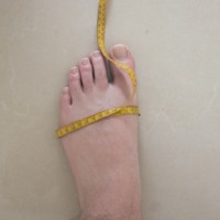 Foot measurement. Order the right shoe last !